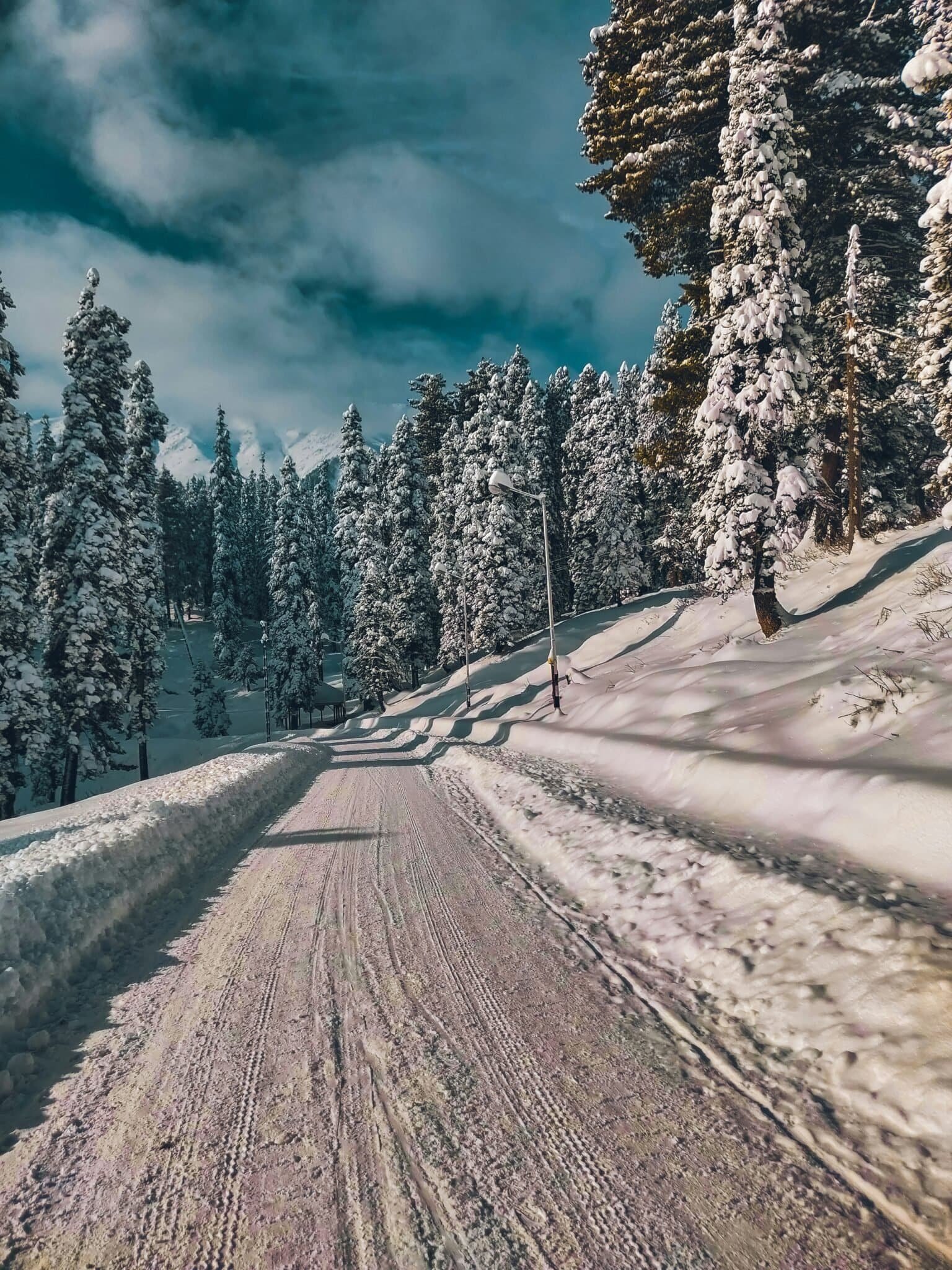 Mountain highway connecting Kashmir and Ladakh